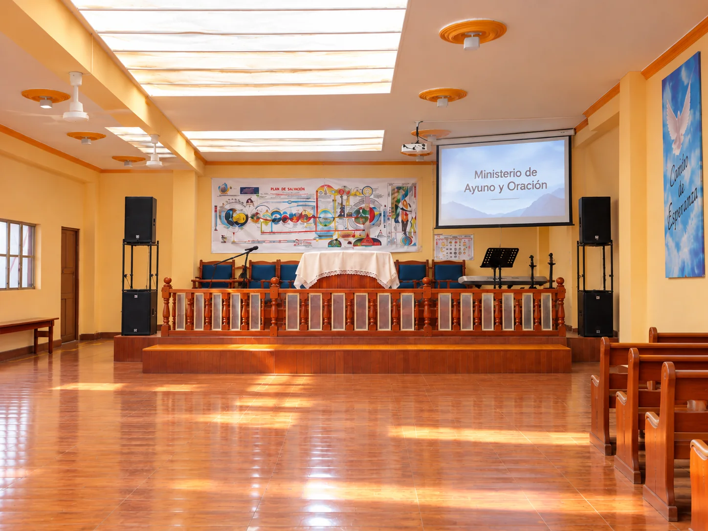 Interior del templo IEMAO Huayna Potosí