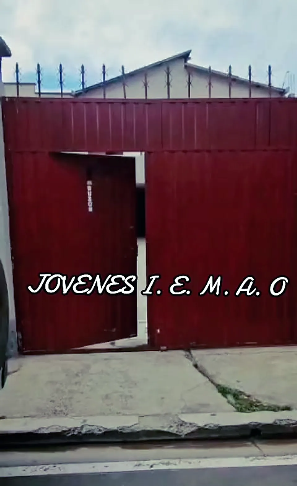 La puerta roja de la iglesia IEMAO Huayna Potosí