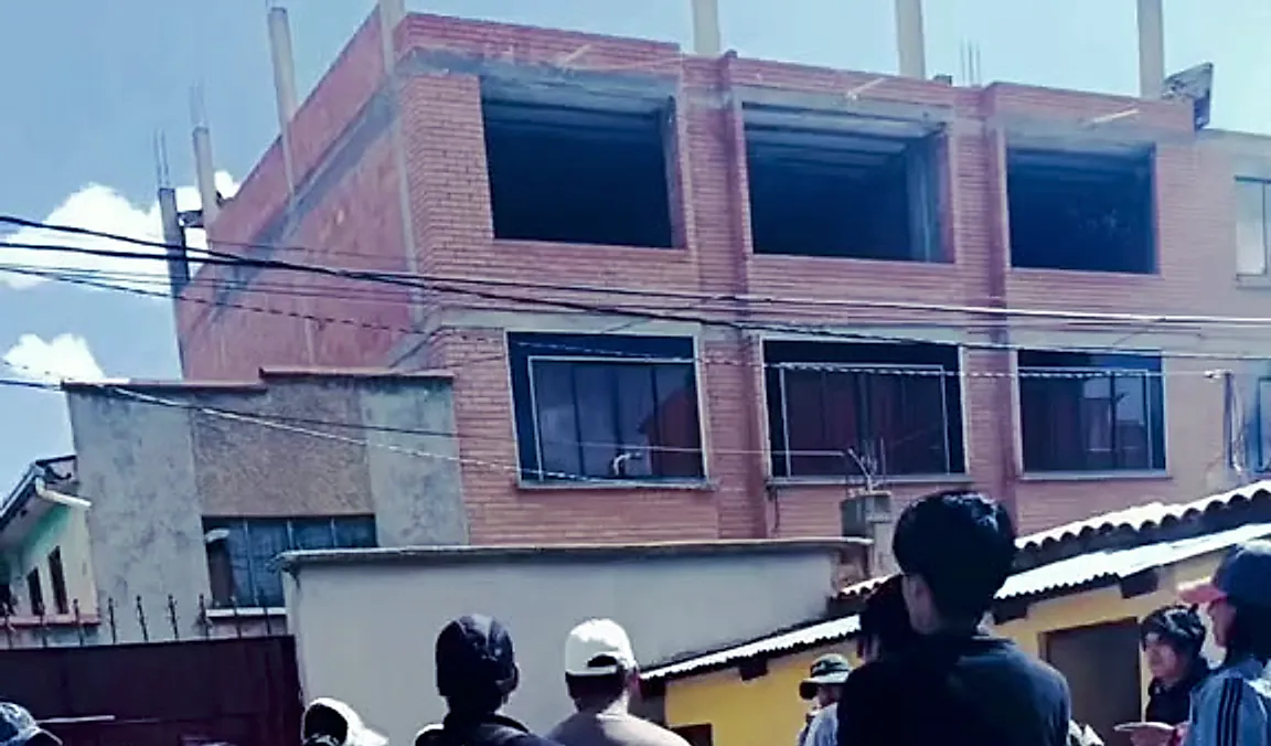 El grupo de jóvenes reunido en la calle, de espaldas
