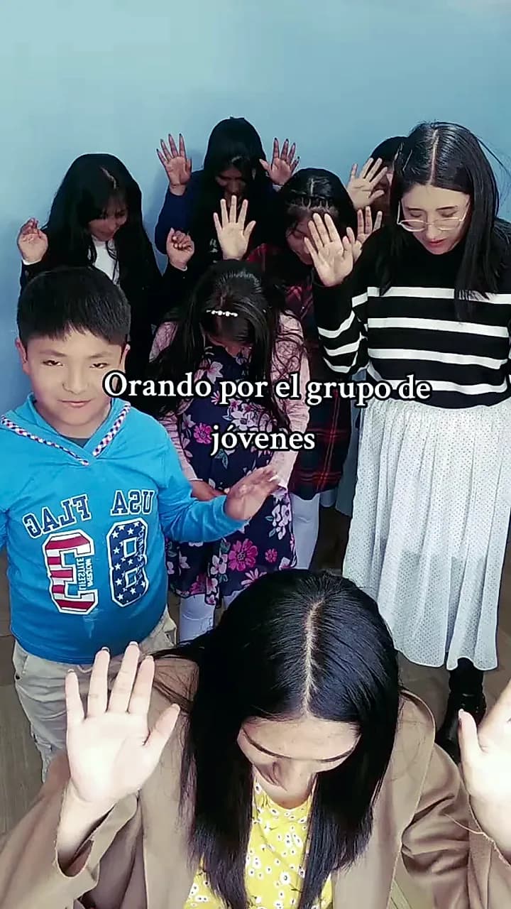 Foto del grupo de jóvenes en TikTok