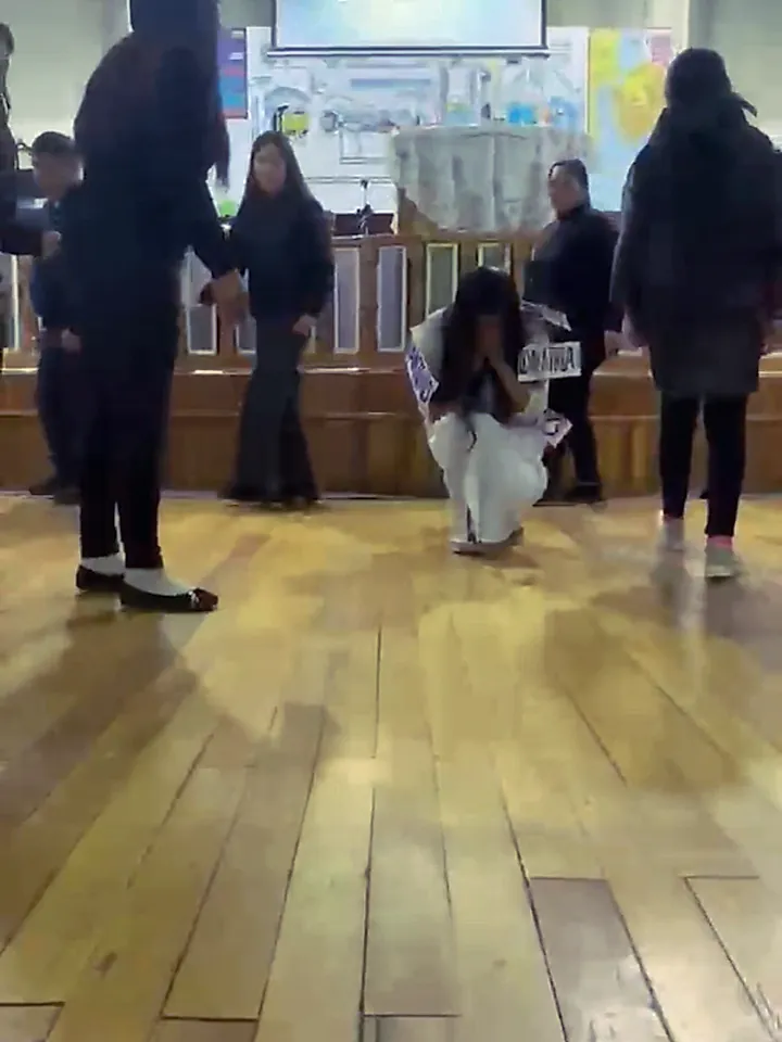 Foto del grupo de jóvenes en TikTok